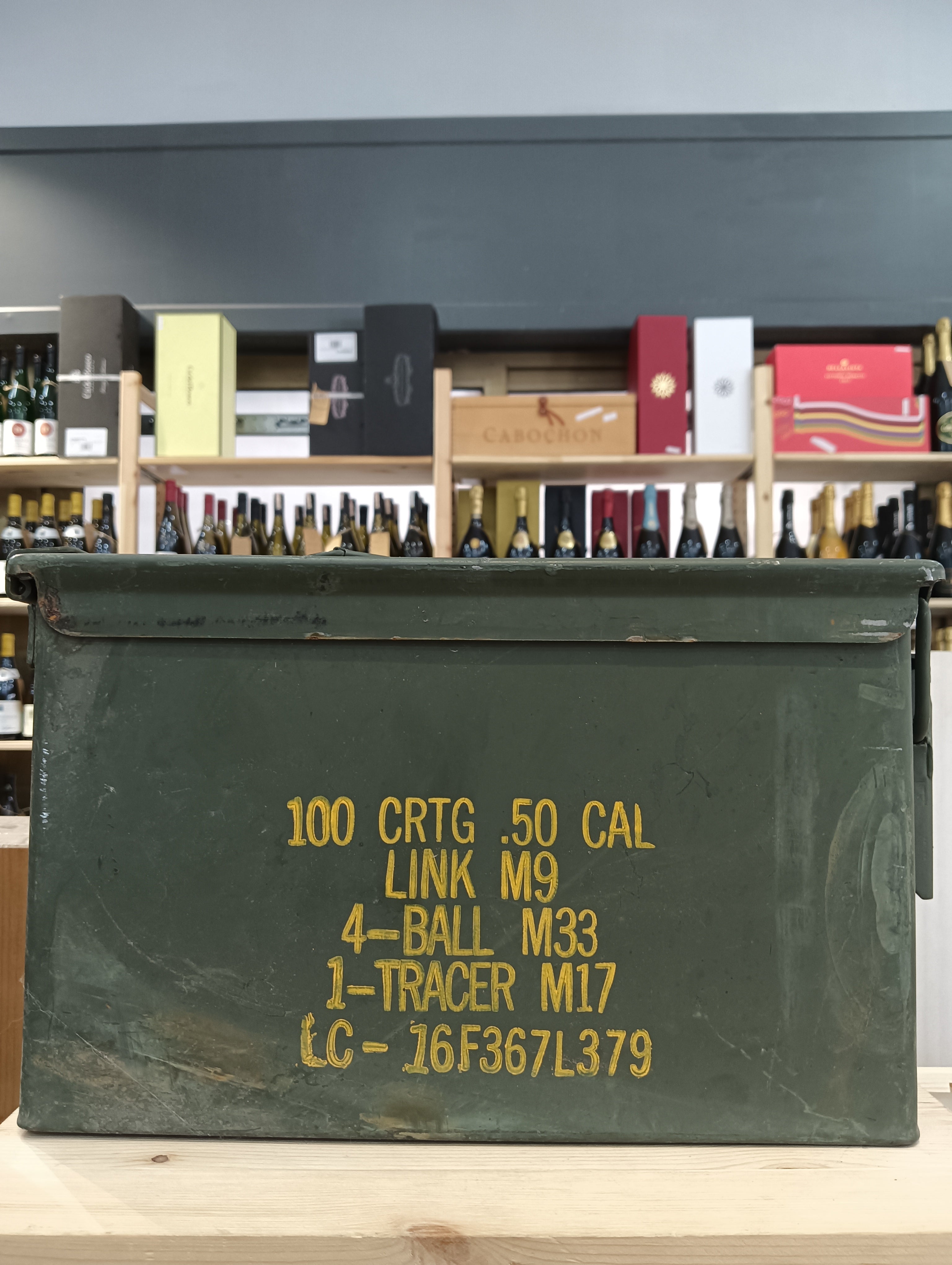 Rum By The Dutch Smoked in cassa di munizioni