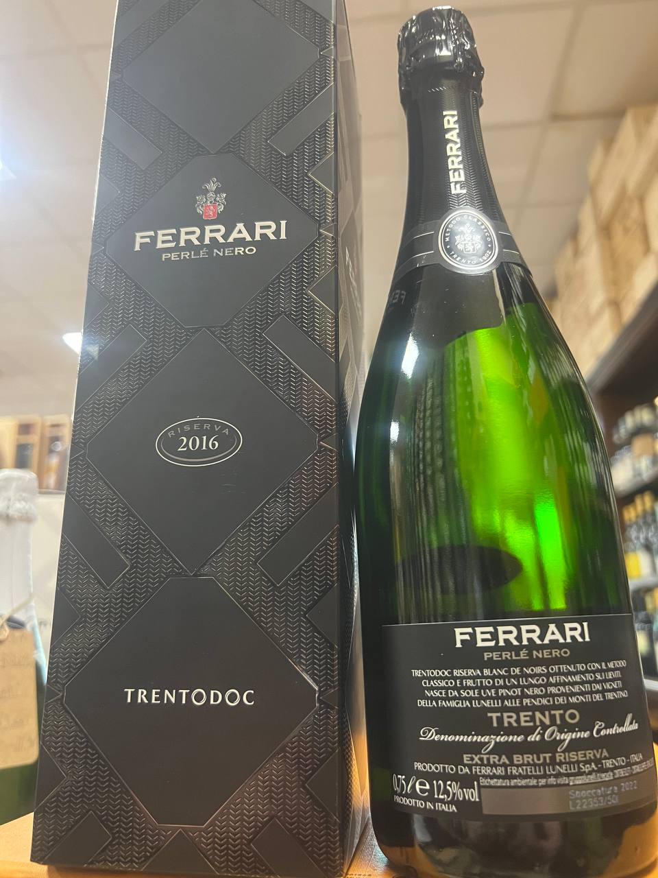 Perlè Nero TrentoDOC Ferrari 2016 - Con Astuccio