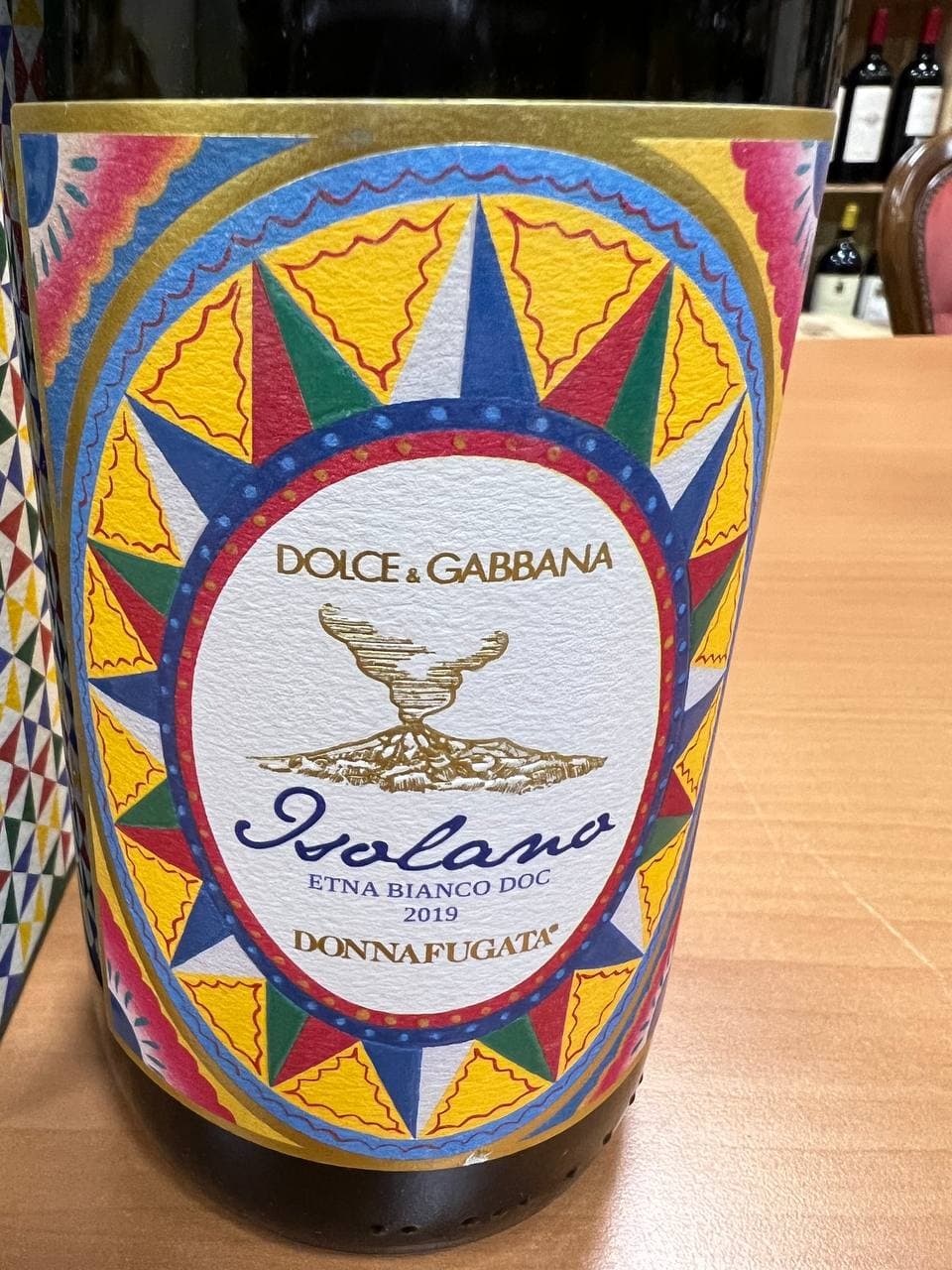 Confezione Isolano  Dolce & Gabbana Etna bianco DOC 2019