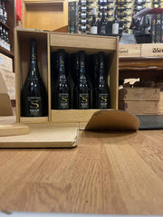 Salon Oenotheque Case: 1 Salon Magnum 2008, 2 del 2004, 2 del 2006 e 2 del 2007.