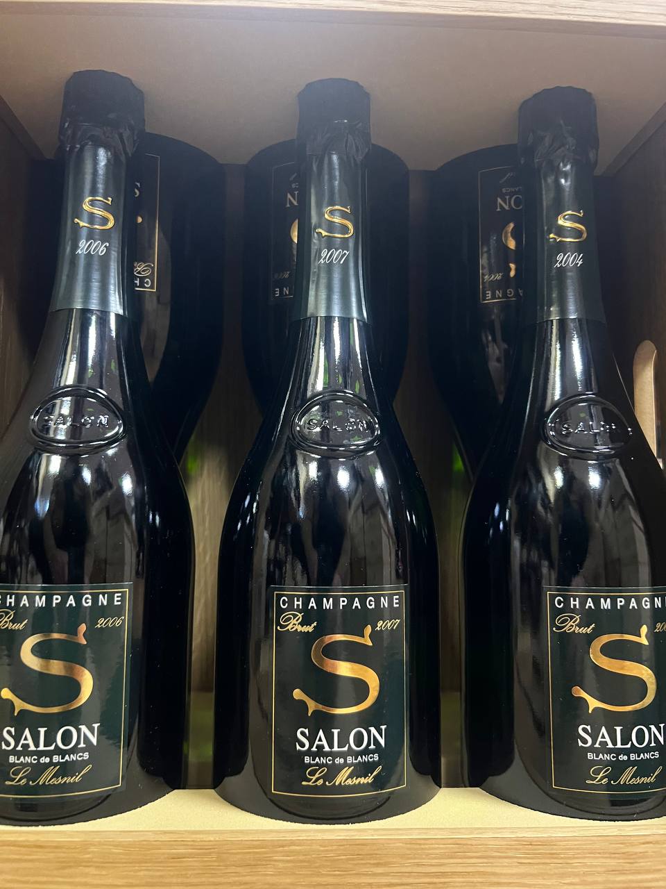 Salon Oenotheque Case: 1 Salon Magnum 2008, 2 del 2004, 2 del 2006 e 2 del 2007.