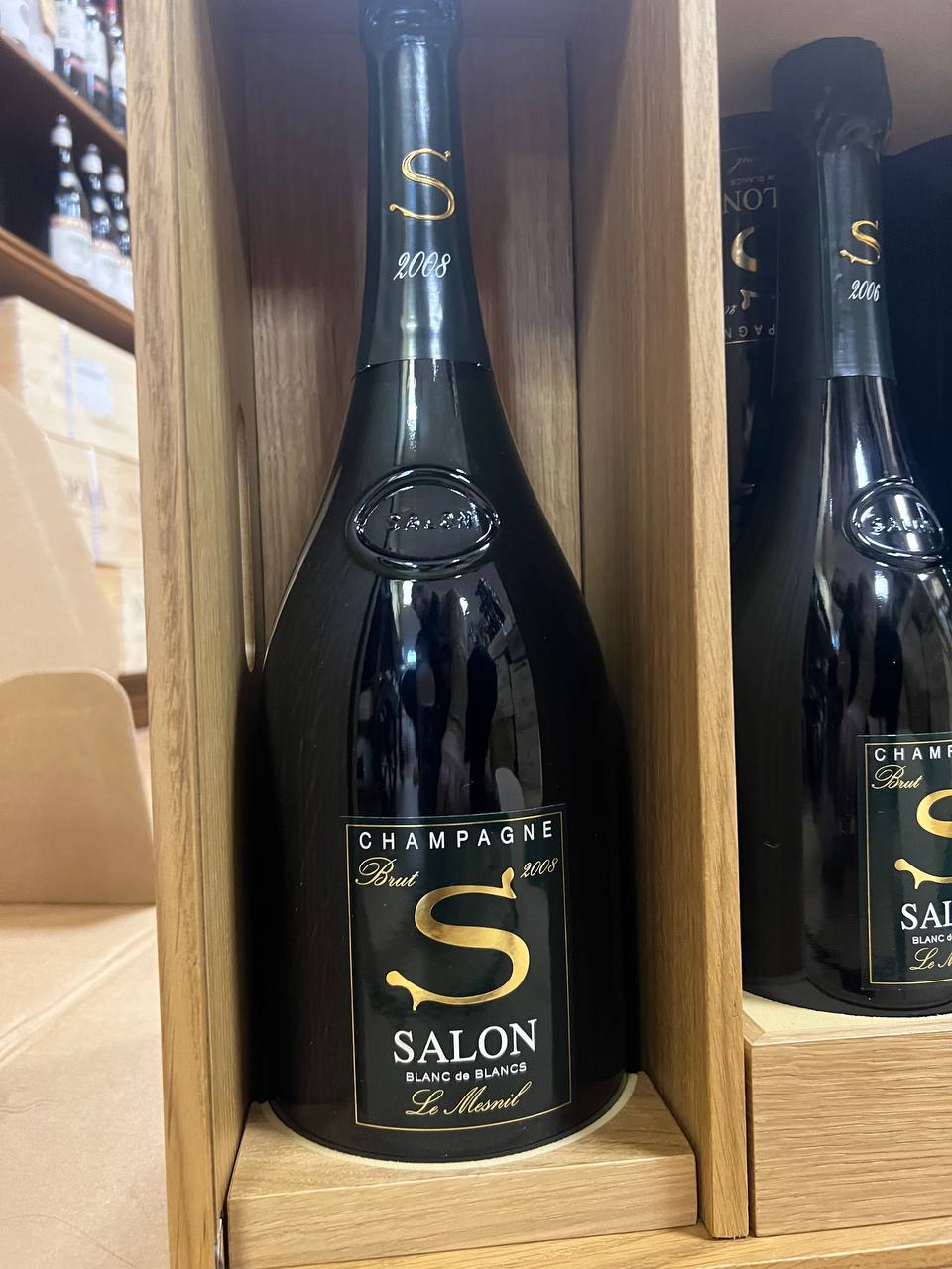 Salon Oenotheque Case: 1 Salon Magnum 2008, 2 del 2004, 2 del 2006 e 2 del 2007.