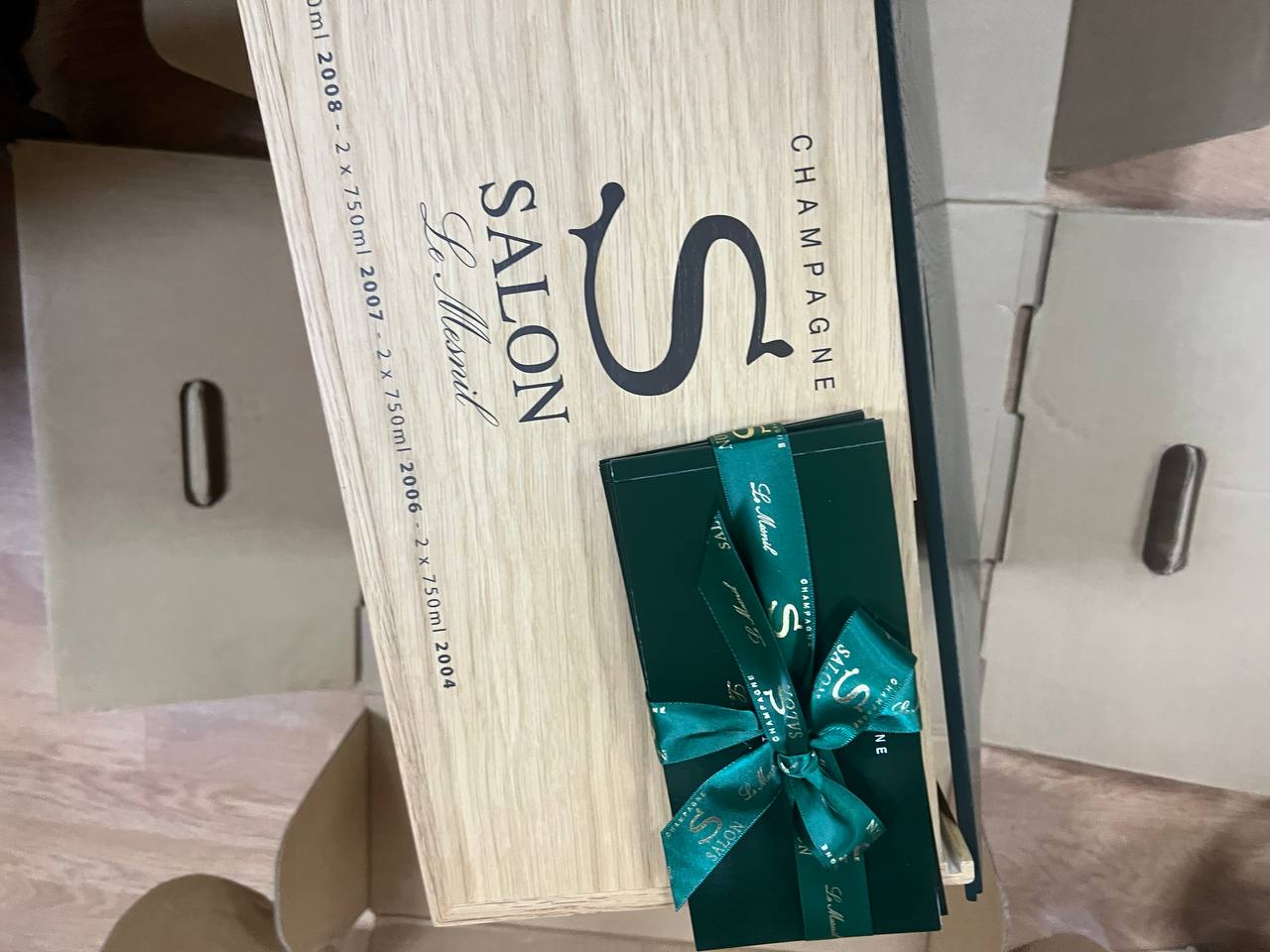 Salon Oenotheque Case: 1 Salon Magnum 2008, 2 del 2004, 2 del 2006 e 2 del 2007.