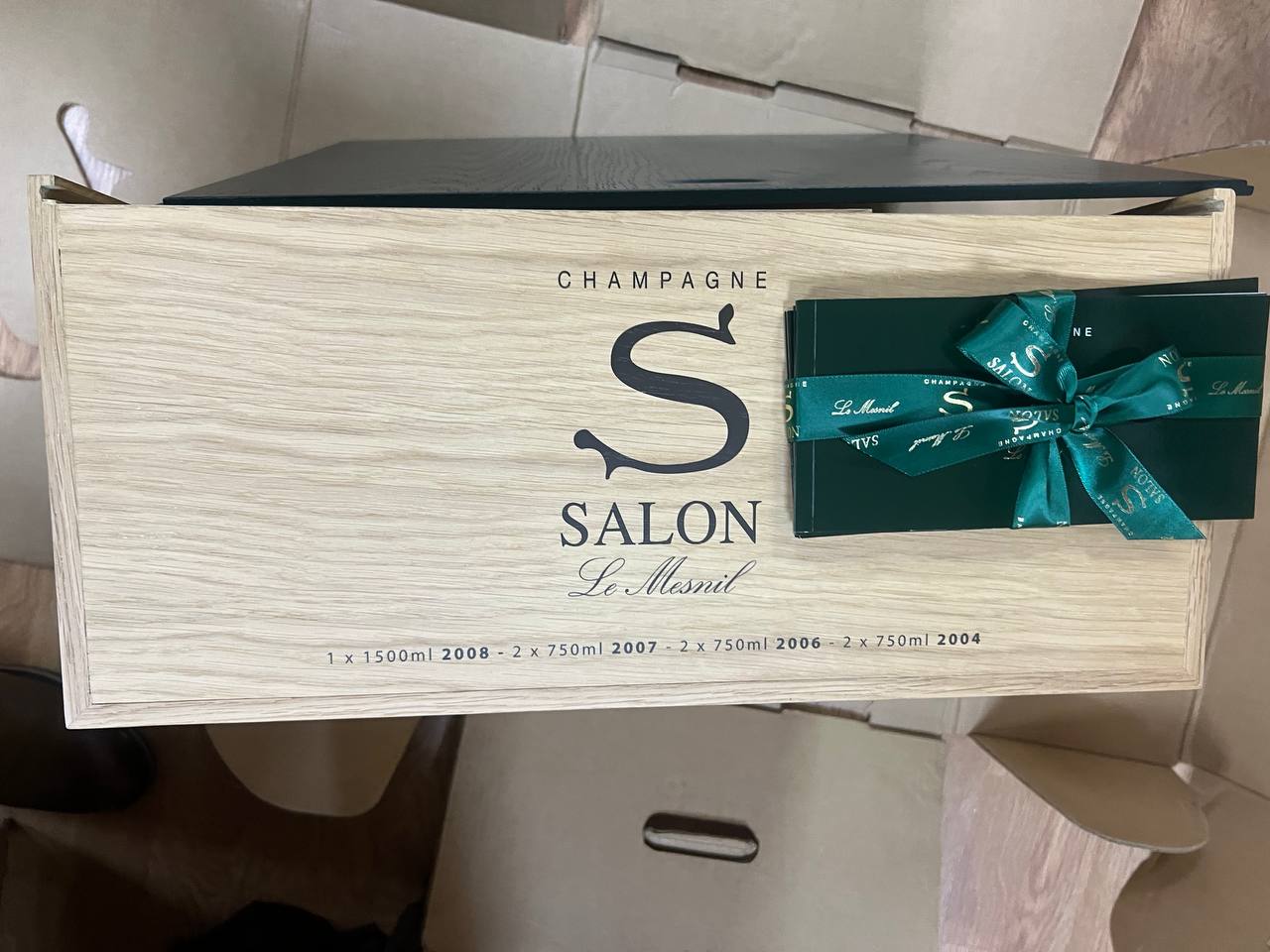 Salon Oenotheque Case: 1 Salon Magnum 2008, 2 del 2004, 2 del 2006 e 2 del 2007.