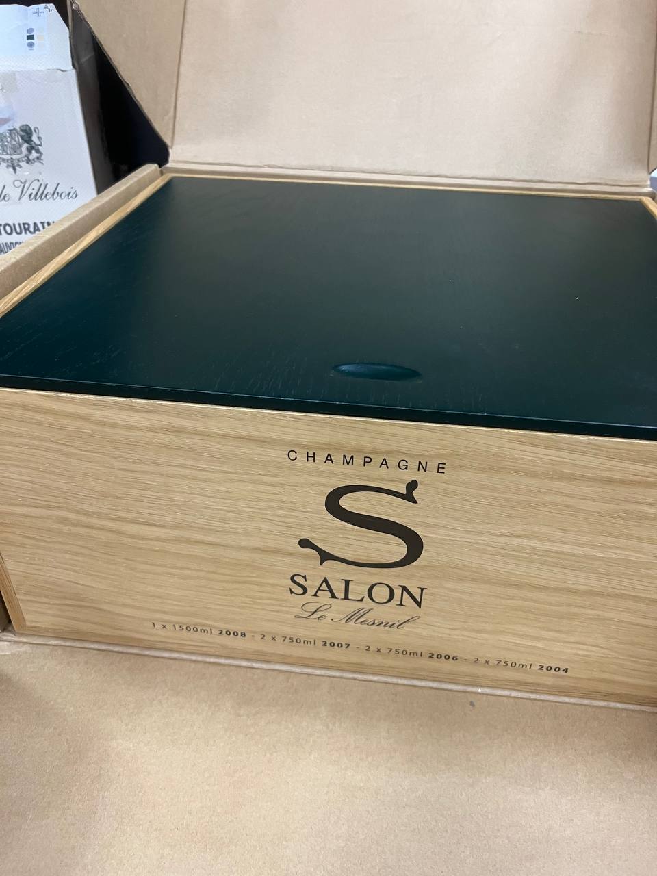 Salon Oenotheque Case: 1 Salon Magnum 2008, 2 del 2004, 2 del 2006 e 2 del 2007.