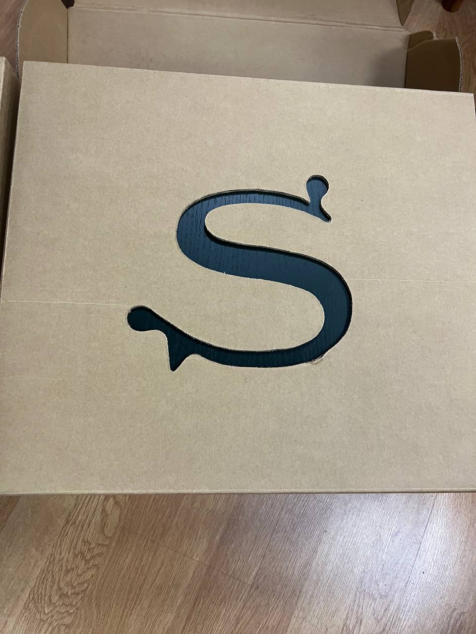 Salon Oenotheque Case: 1 Salon Magnum 2008, 2 del 2004, 2 del 2006 e 2 del 2007.