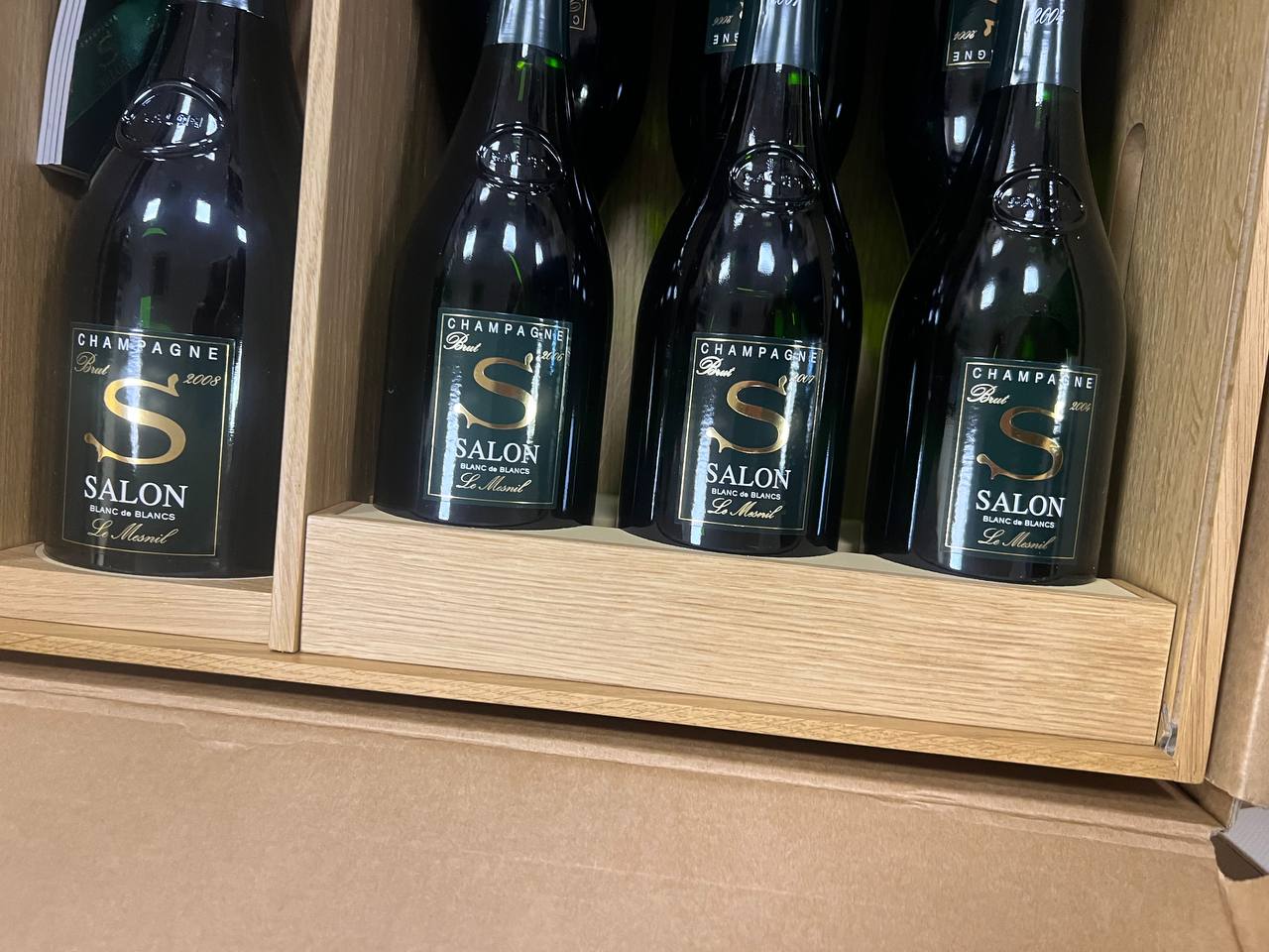 Salon Oenotheque Case: 1 Salon Magnum 2008, 2 del 2004, 2 del 2006 e 2 del 2007.