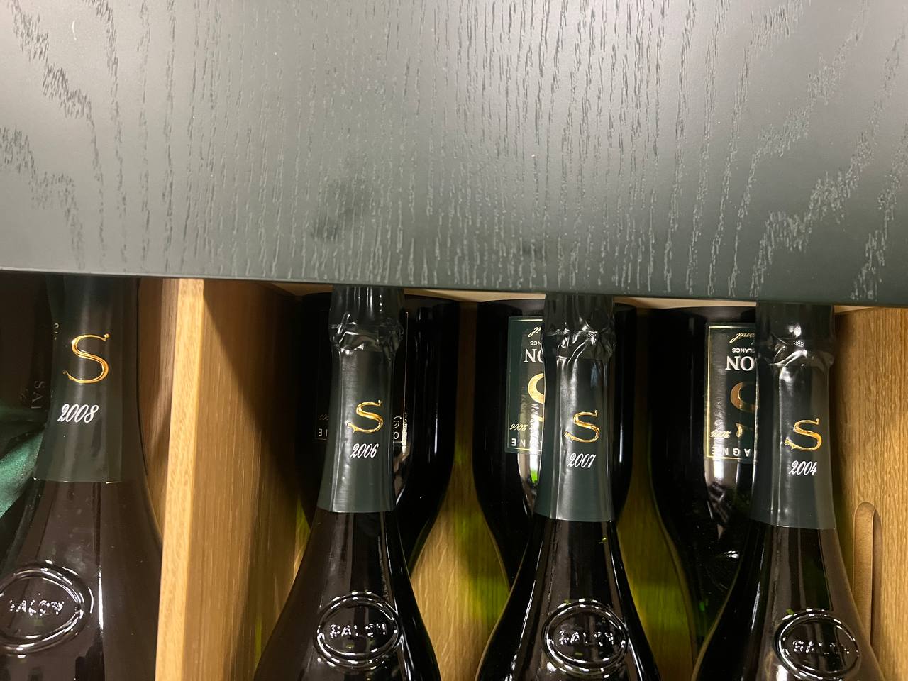 Salon Oenotheque Case: 1 Salon Magnum 2008, 2 del 2004, 2 del 2006 e 2 del 2007.